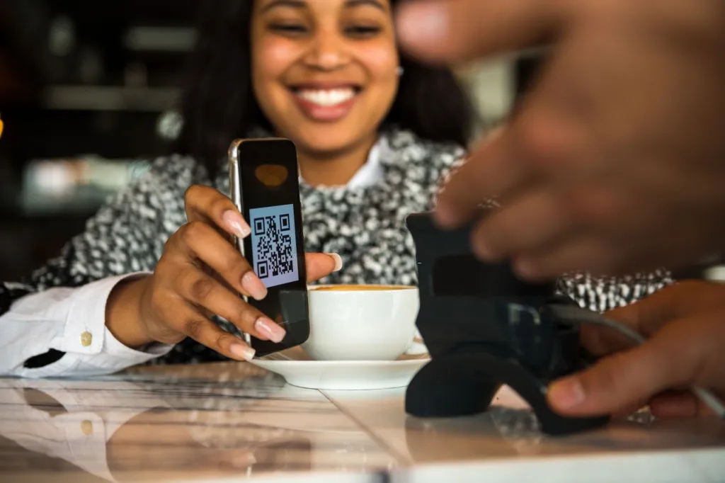 Une cliente scanne son QR code pour récupérer des points